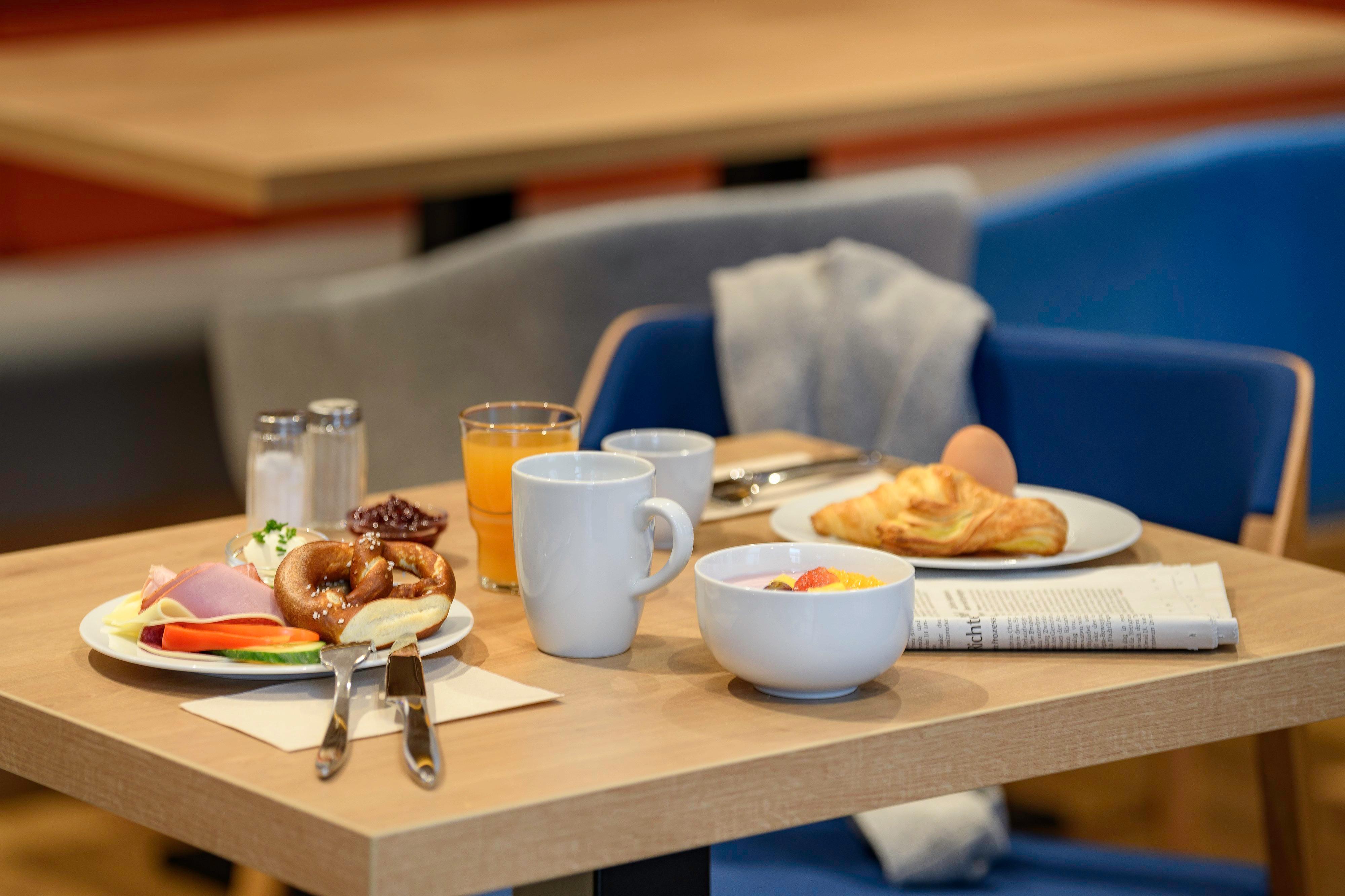 Holiday Inn Express - Regensburg By Ihg Exterior photo
